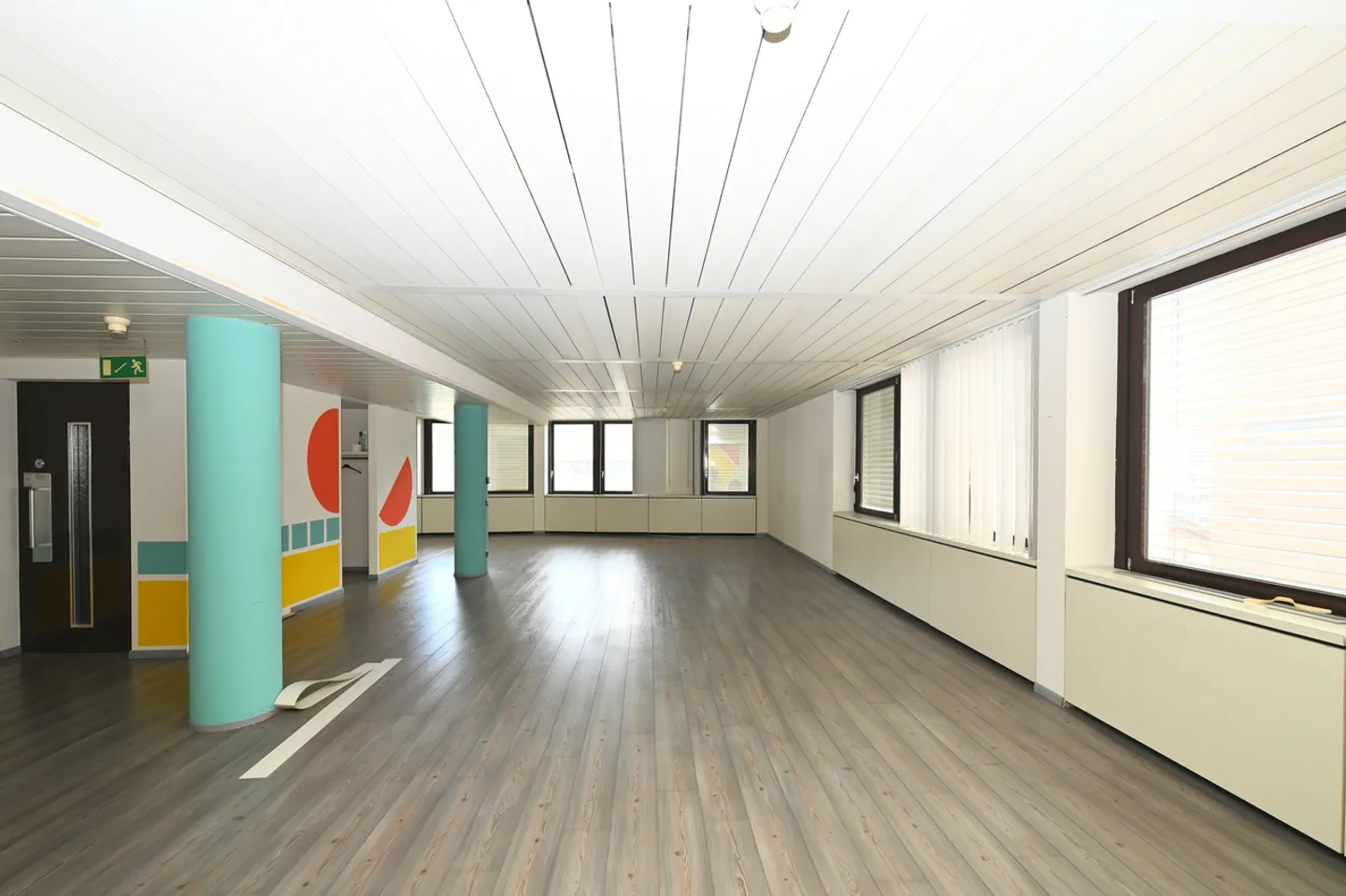 Income-generating building with offices - Photo 8 of 12