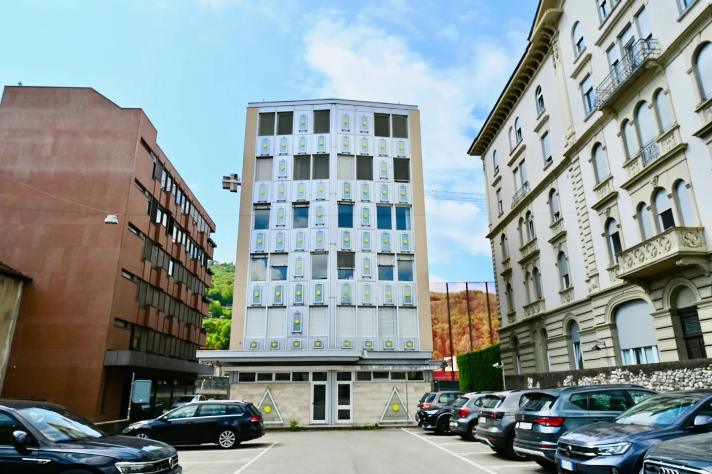 Income-generating building with offices - Photo 4 of 12