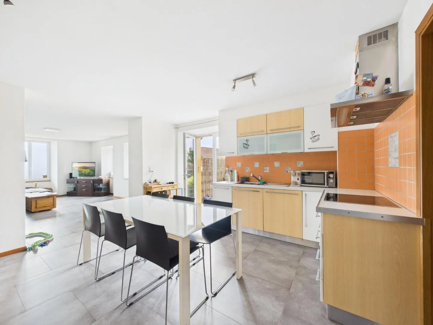 Appartamento con 4.5 stanze e giardino privato - Foto 3 di 8