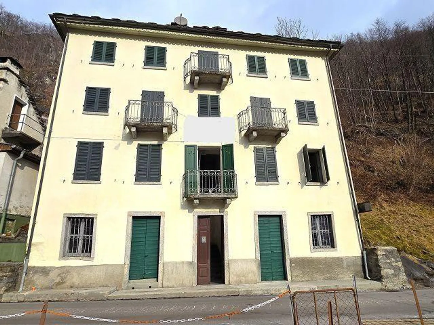 Grande casa ticinese di 9 locali con terreno - Foto 1 di 33