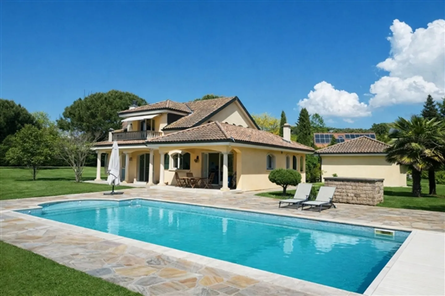 Elegante Villa mit Pool - Foto 1 von 13