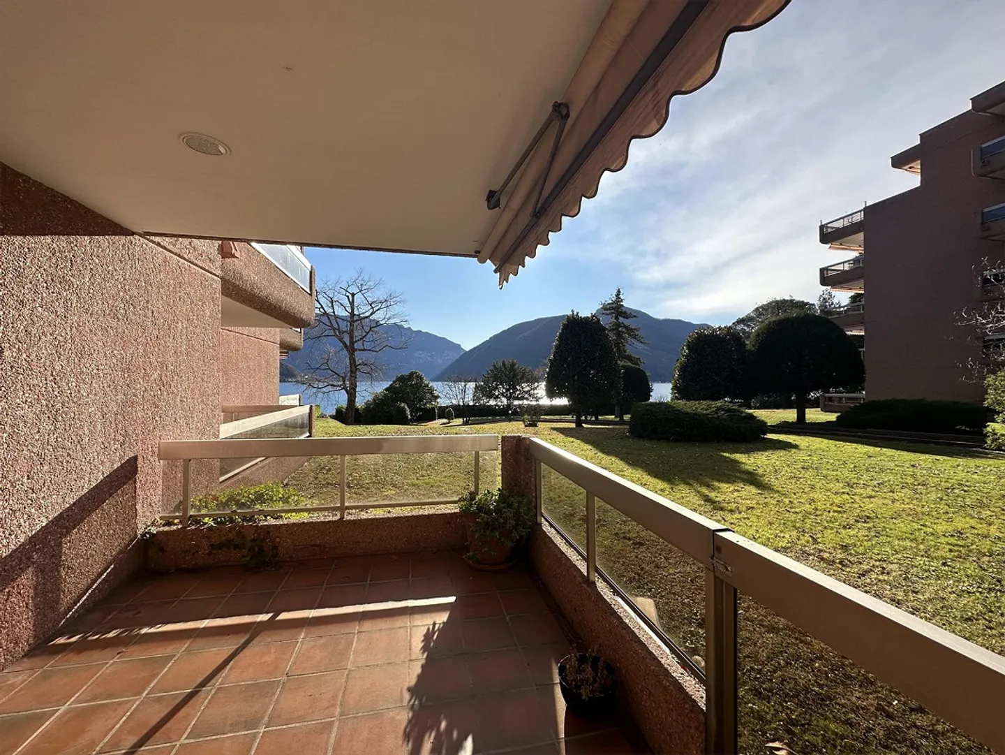 Appartement avec meubles et vue sur le lac à louer - Photo 1 sur 15