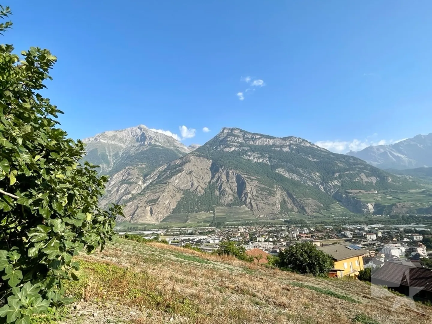 4.5 Room Apartment with 128m2 and Garden of 169m2 and 2 Parking Spaces - Photo 1 of 7