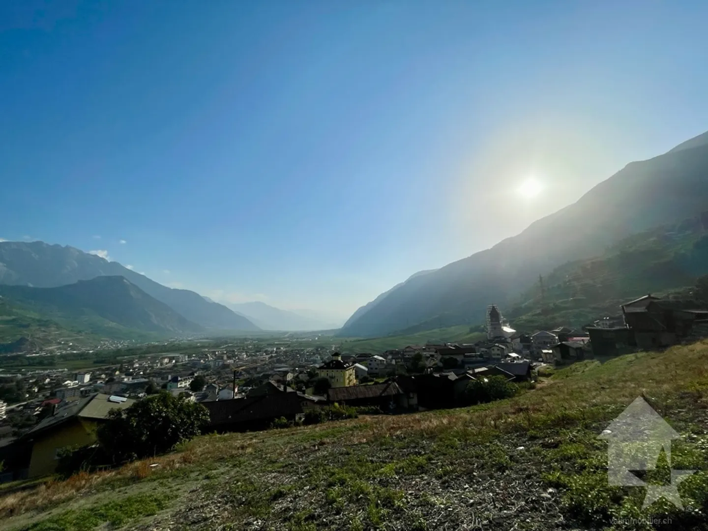 4.5 Room Apartment with 128m2 and Garden of 169m2 and 2 Parking Spaces - Photo 2 of 7