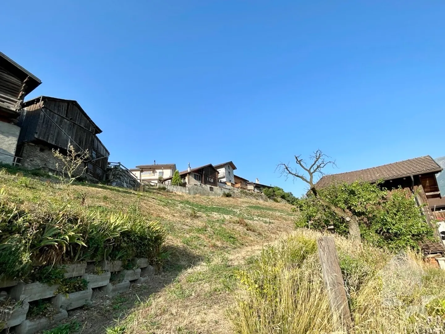 4.5 Room Apartment with 128m2 and Garden of 169m2 and 2 Parking Spaces - Photo 3 of 7