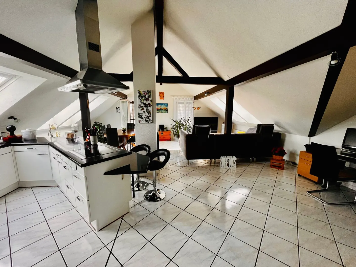 Charmante 4 1/2-Zimmer-Dachwohnung mit viel Cachet - Foto 1 di 9