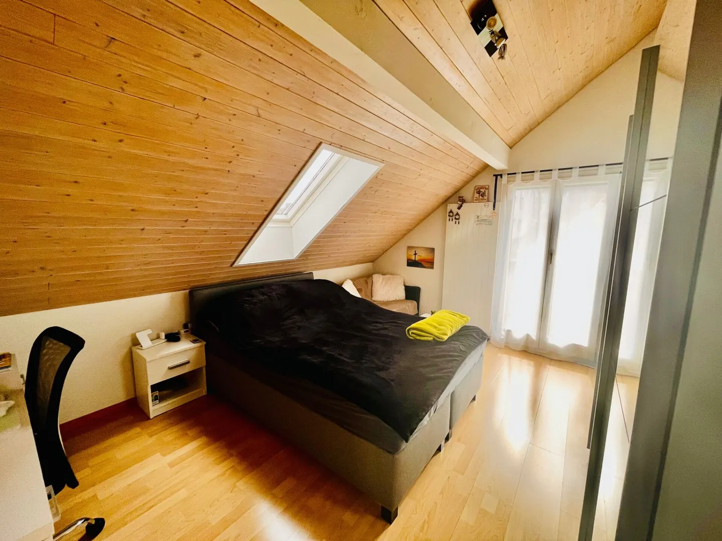 Charmante 4 1/2-Zimmer-Dachwohnung mit viel Cachet - Foto 6 di 9