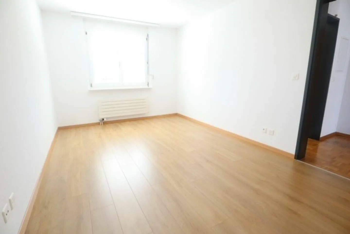 2.5-room apartment with modern furnishings and balcony - Photo 4 of 8