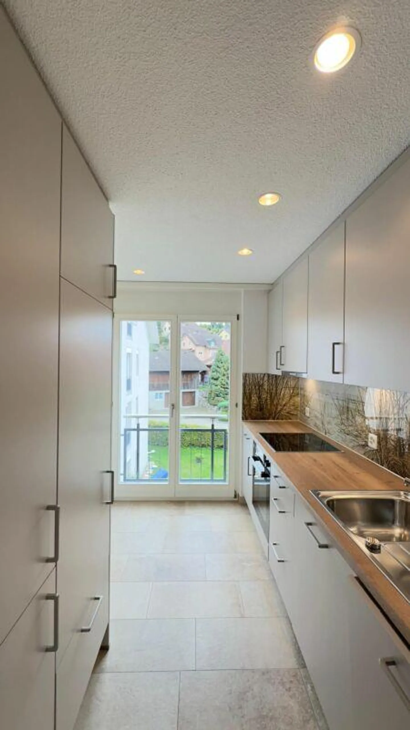 2.5-room apartment with modern furnishings and balcony - Photo 2 of 8