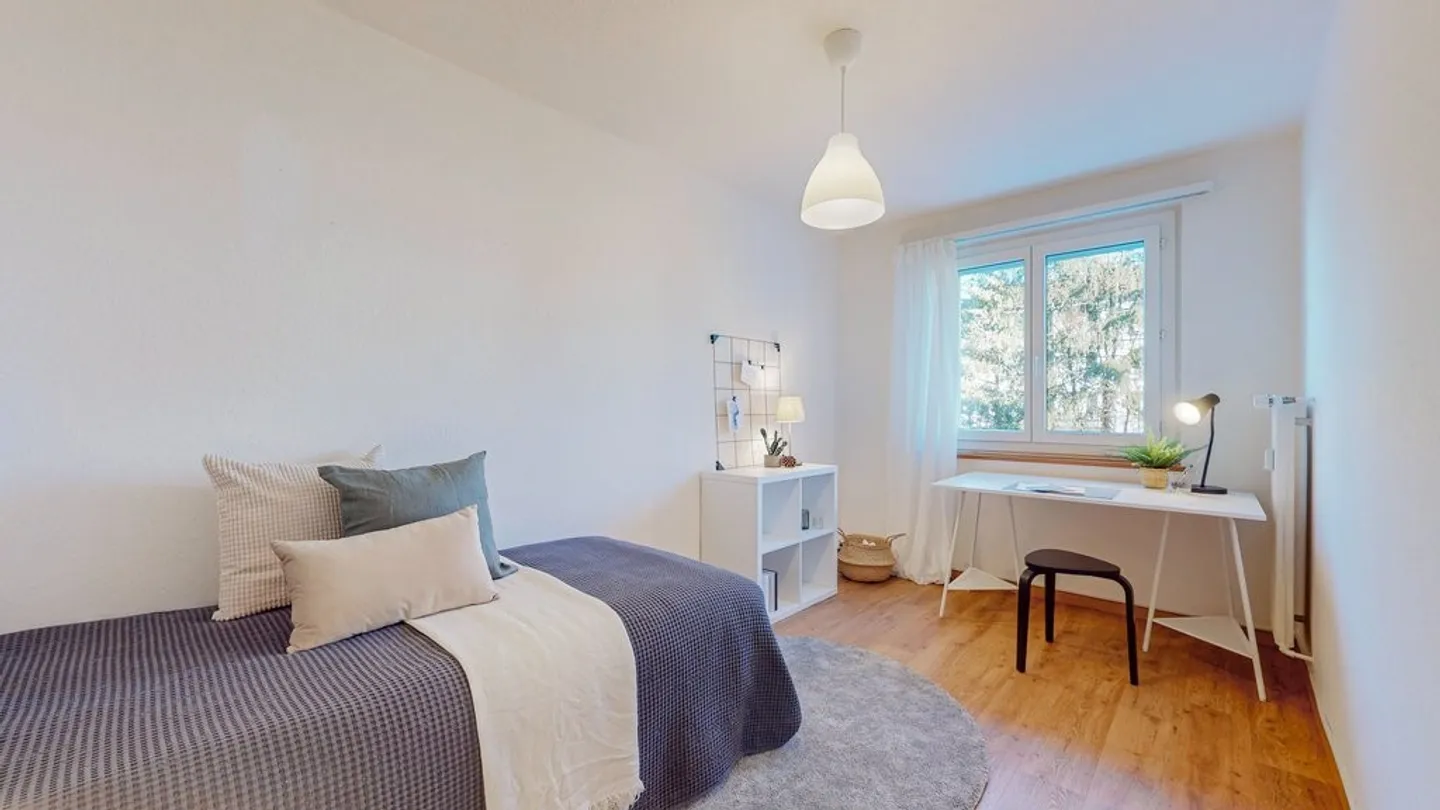 Cozy 3-Room Apartment with Balcony - Photo 2 of 9