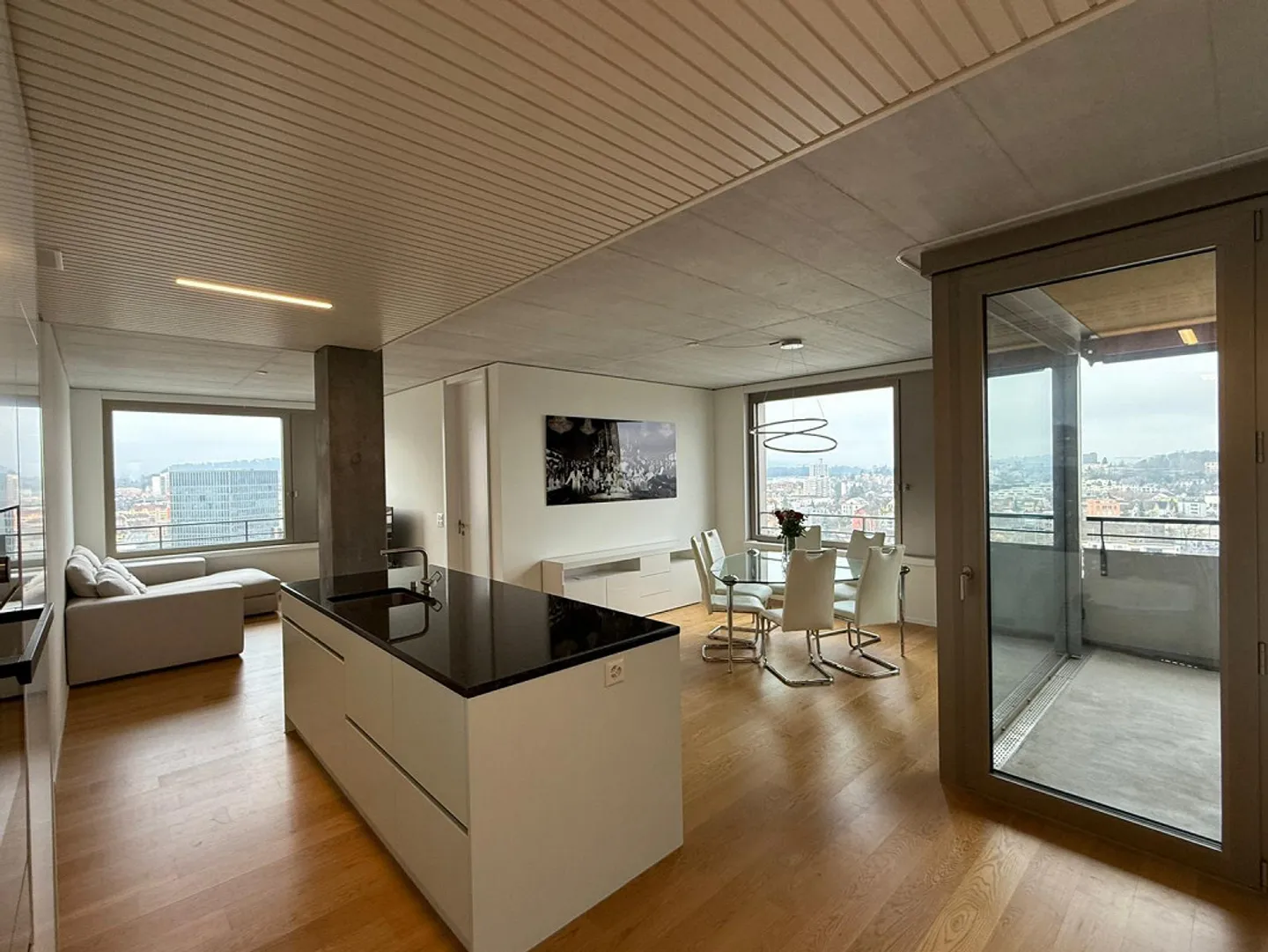 Appartamento moderno di 3,5 stanze al 18° piano con vista mozzafiato - Foto 1 di 8