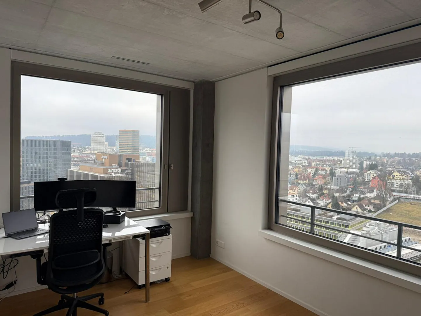 Appartamento moderno di 3,5 stanze al 18° piano con vista mozzafiato - Foto 3 di 8