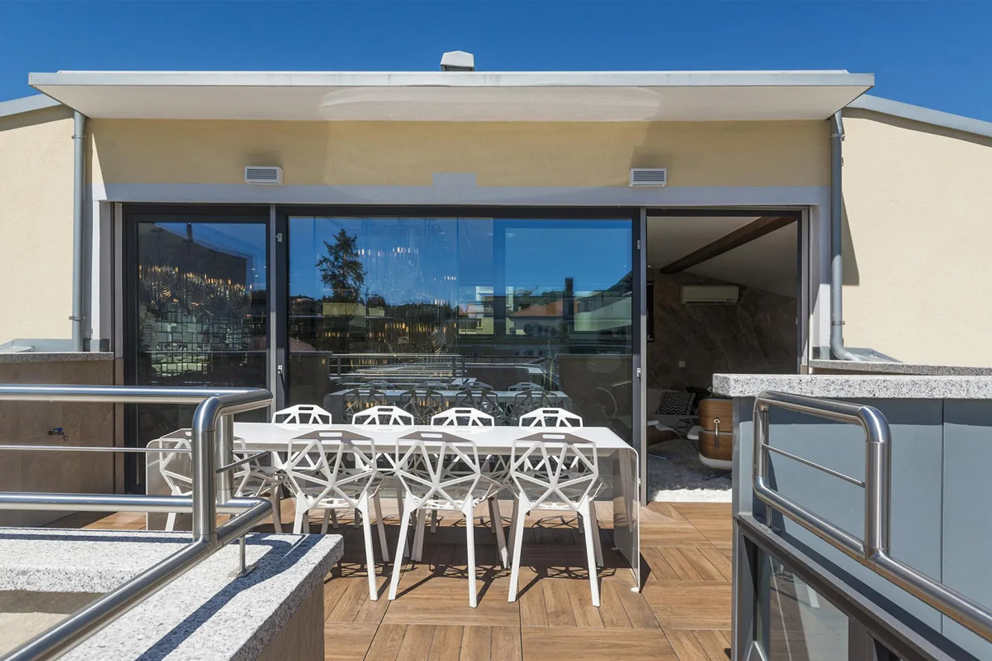 Charming Building with 4 Apartments in the Center of Lugano - Photo 2 of 21