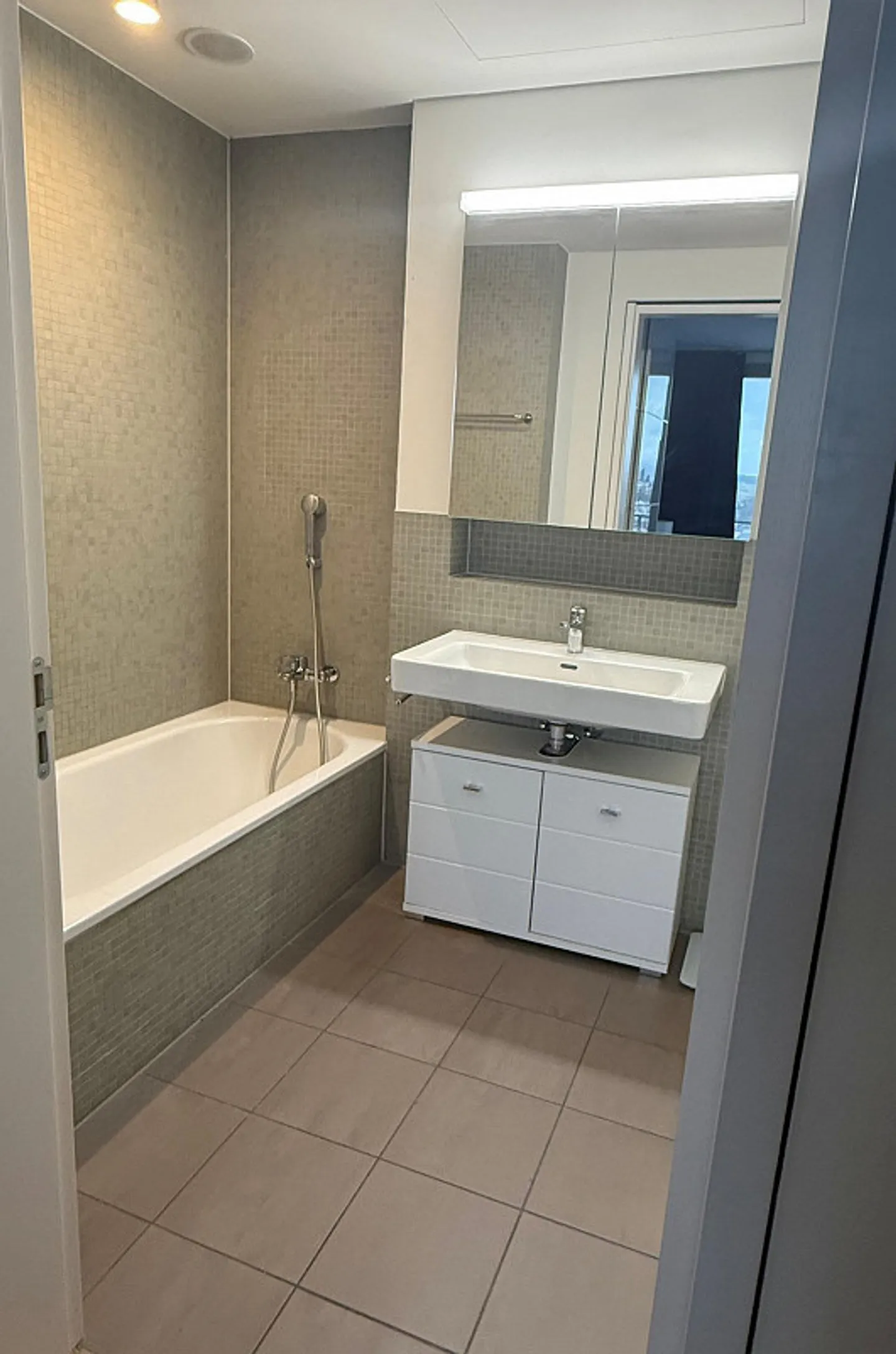 Appartamento moderno di 3,5 stanze al 18° piano con vista mozzafiato - Foto 6 di 8