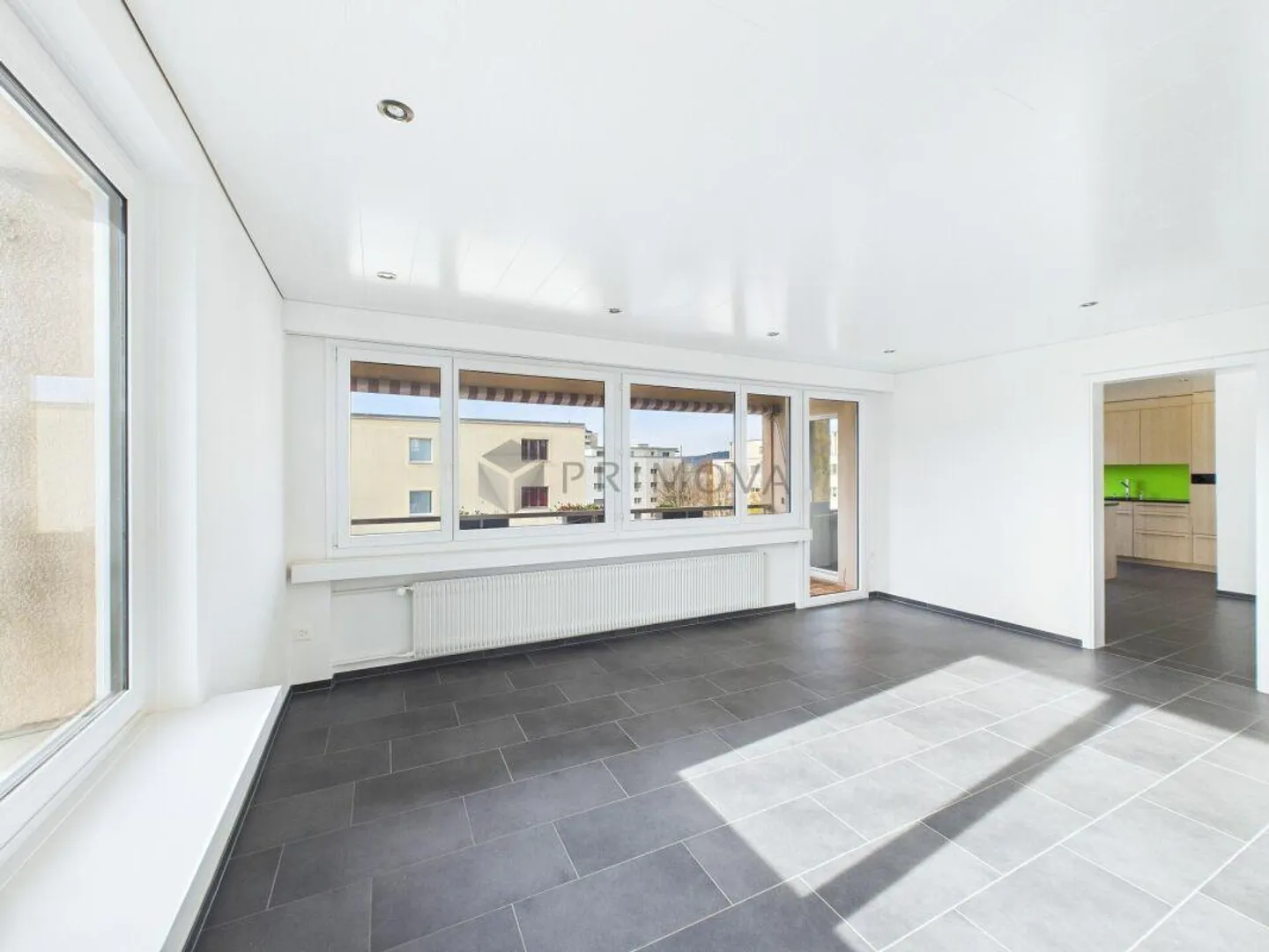 Penthouse Feel: Modern Apartment Newly Renovated - Photo 4 of 8