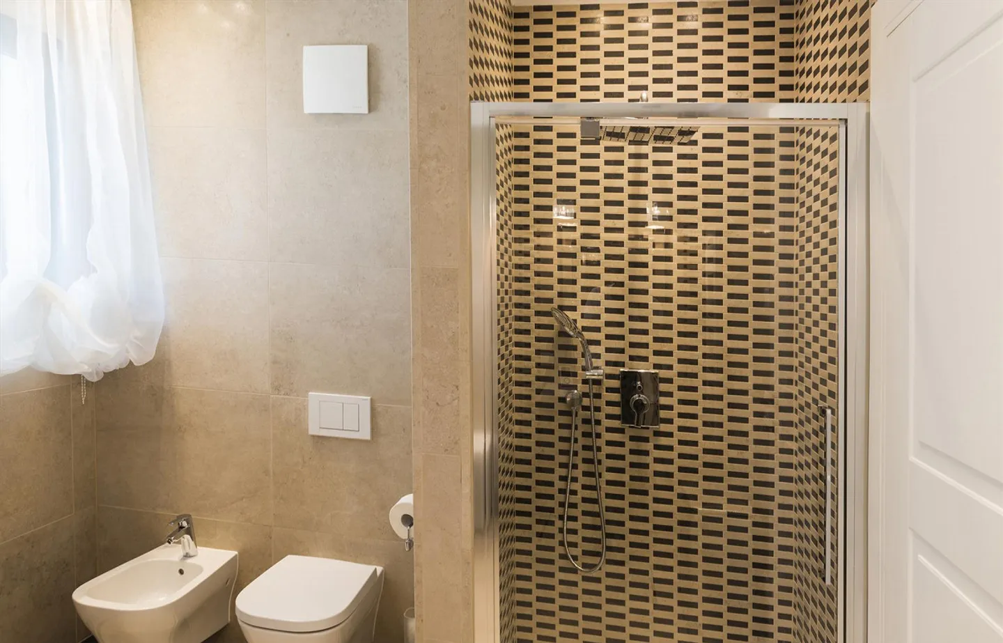 Charming Building with 4 Apartments in the Center of Lugano - Photo 14 of 21