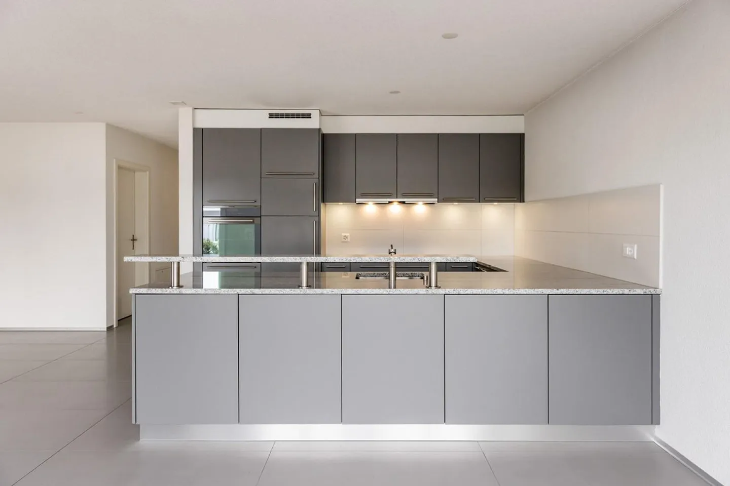 Appartement en attique de 5,5 pièces à Boll - Photo 4 sur 13
