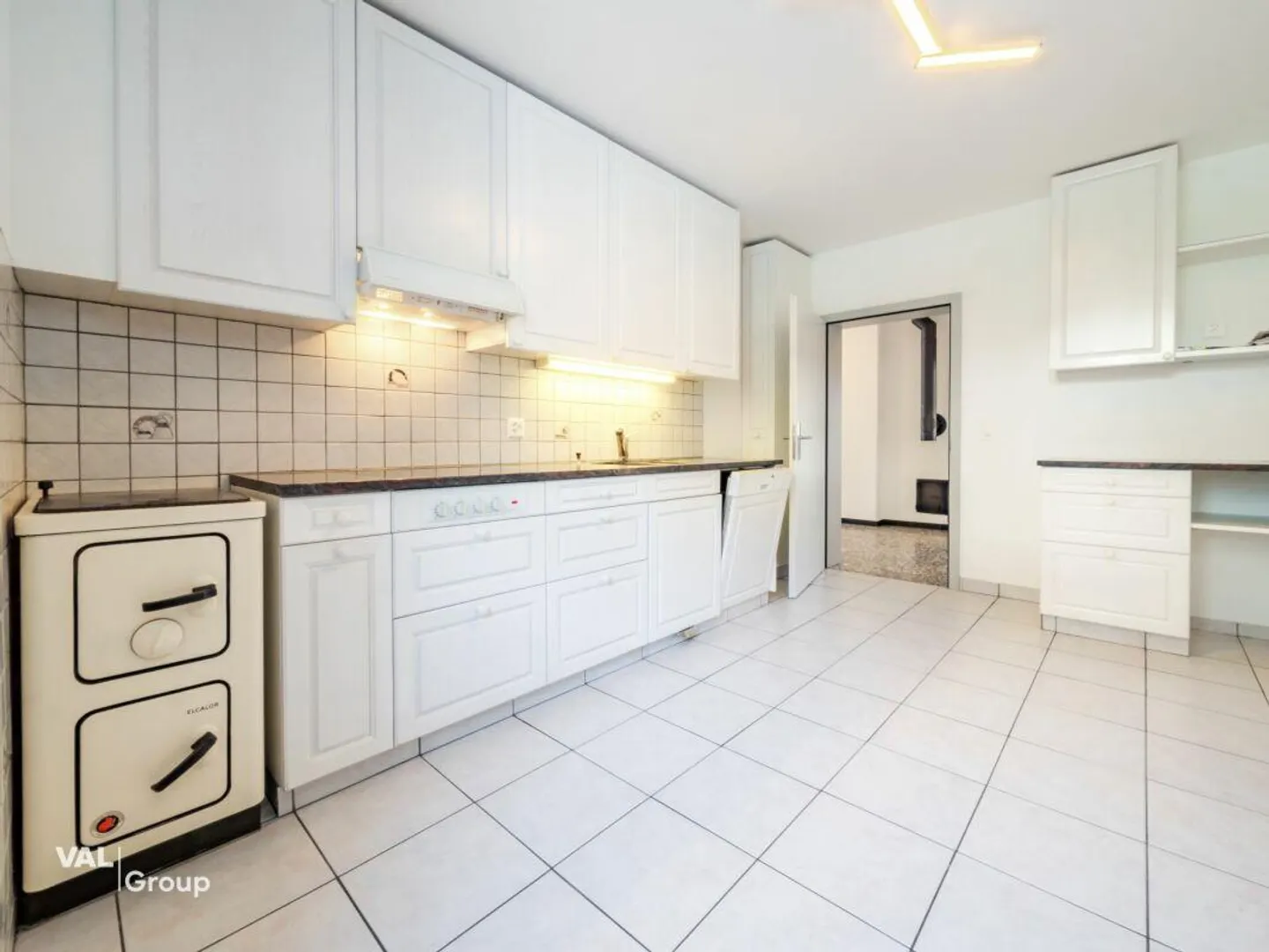 Charming Renovated Apartment - Photo 3 of 16