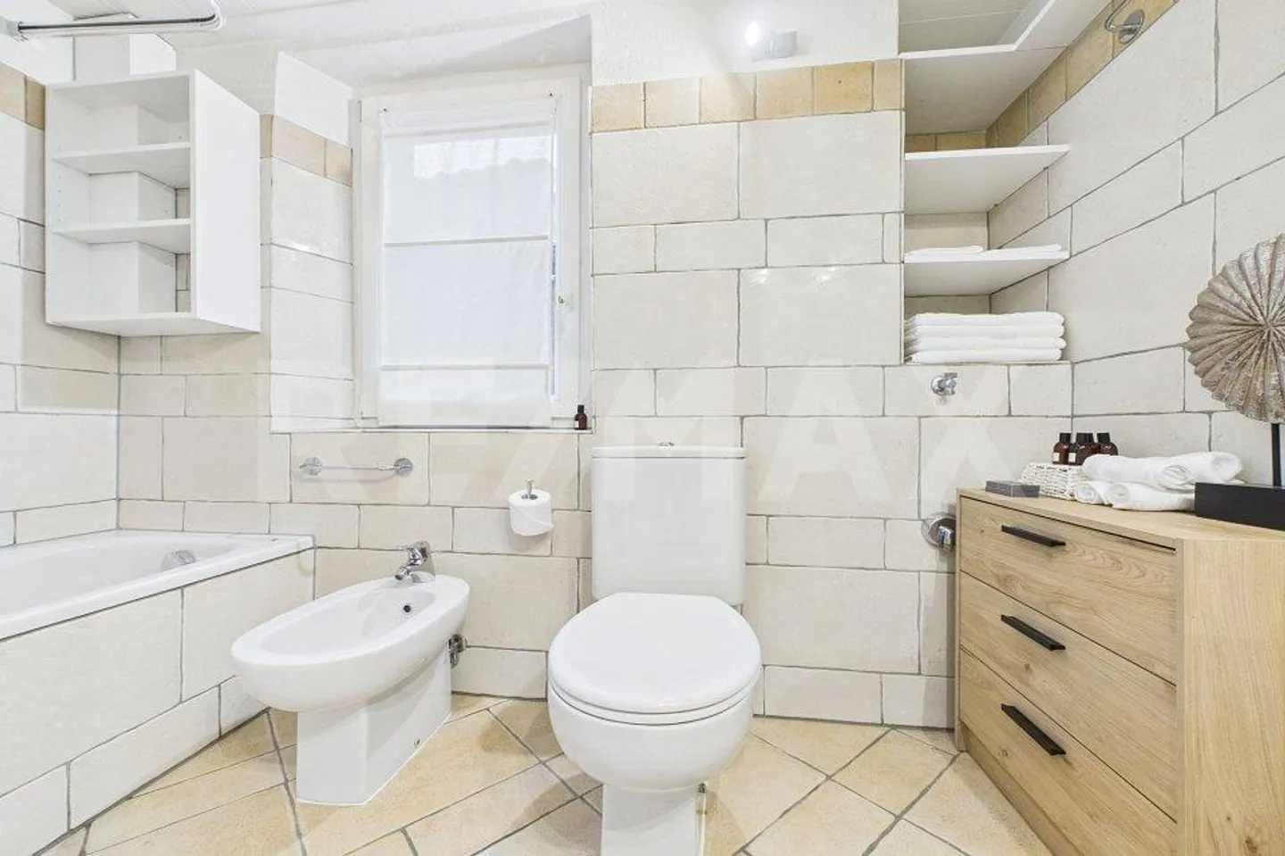 Exklusive 4½-Zimmer-Maisonette nur wenige Schritte vom Luganersee entfernt - Foto 10 von 13