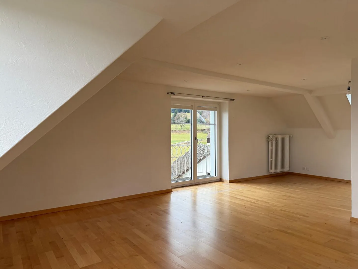 Charmante appartement de 2,5 pièces avec vue sur les montagnes - Photo 3 sur 12