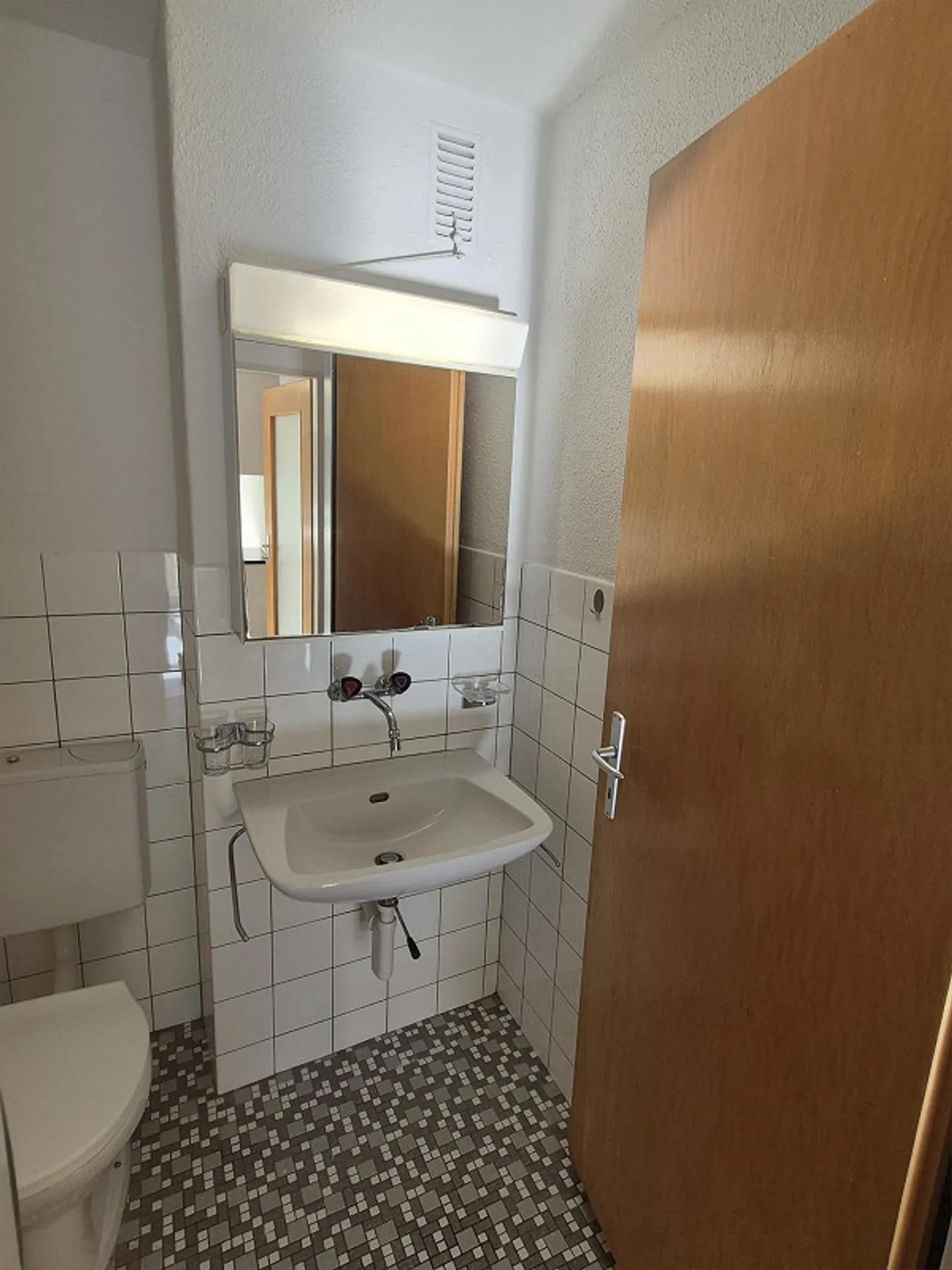 2 Room Apartment with Modern Fitted Kitchen - Photo 4 of 7