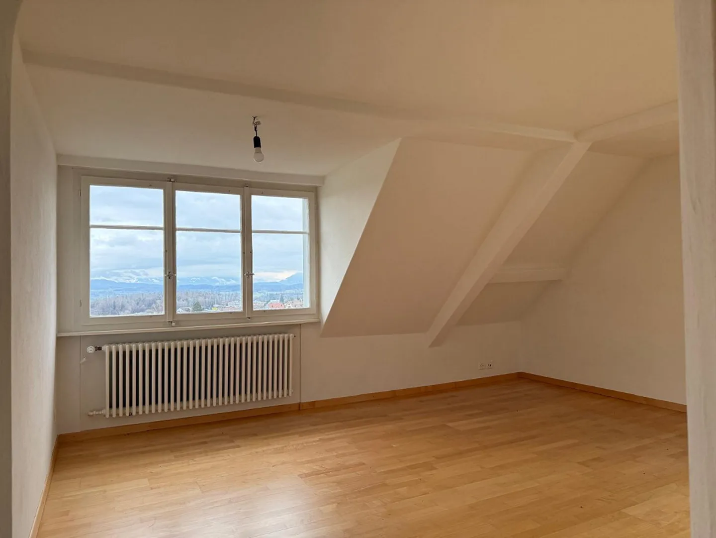 Charmante appartement de 2,5 pièces avec vue sur les montagnes - Photo 4 sur 12