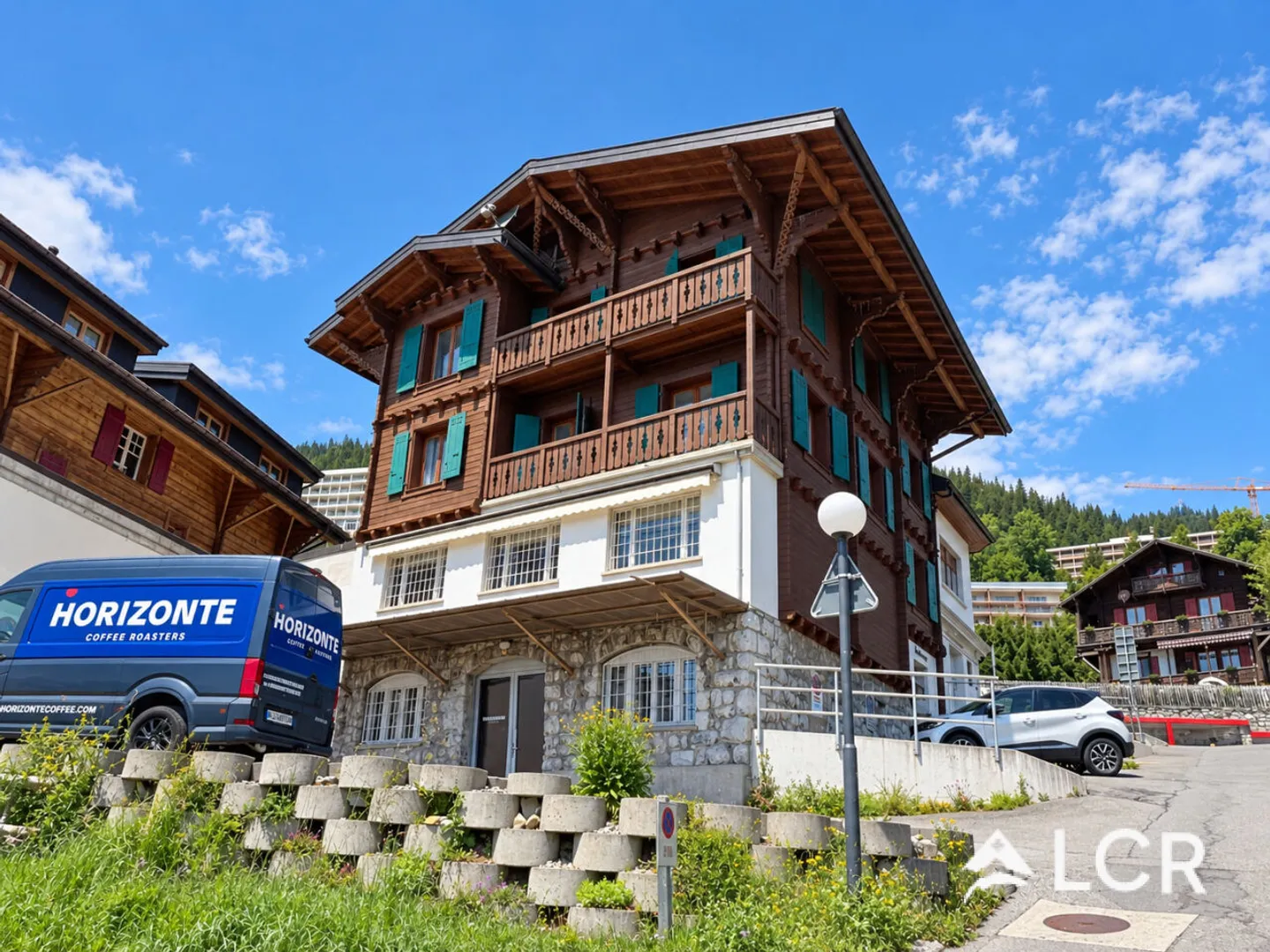 Beautiful building / 2 apartments and 2 shops / yield - Photo 1 of 13