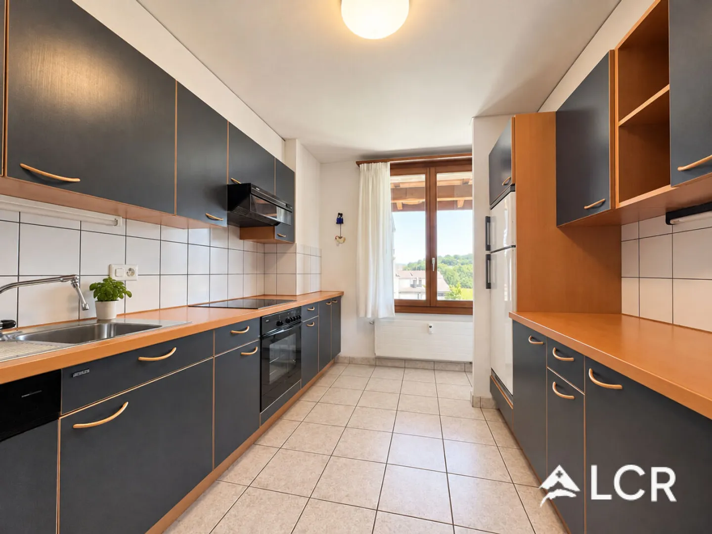 Beautiful building / 2 apartments and 2 shops / yield - Photo 10 of 13
