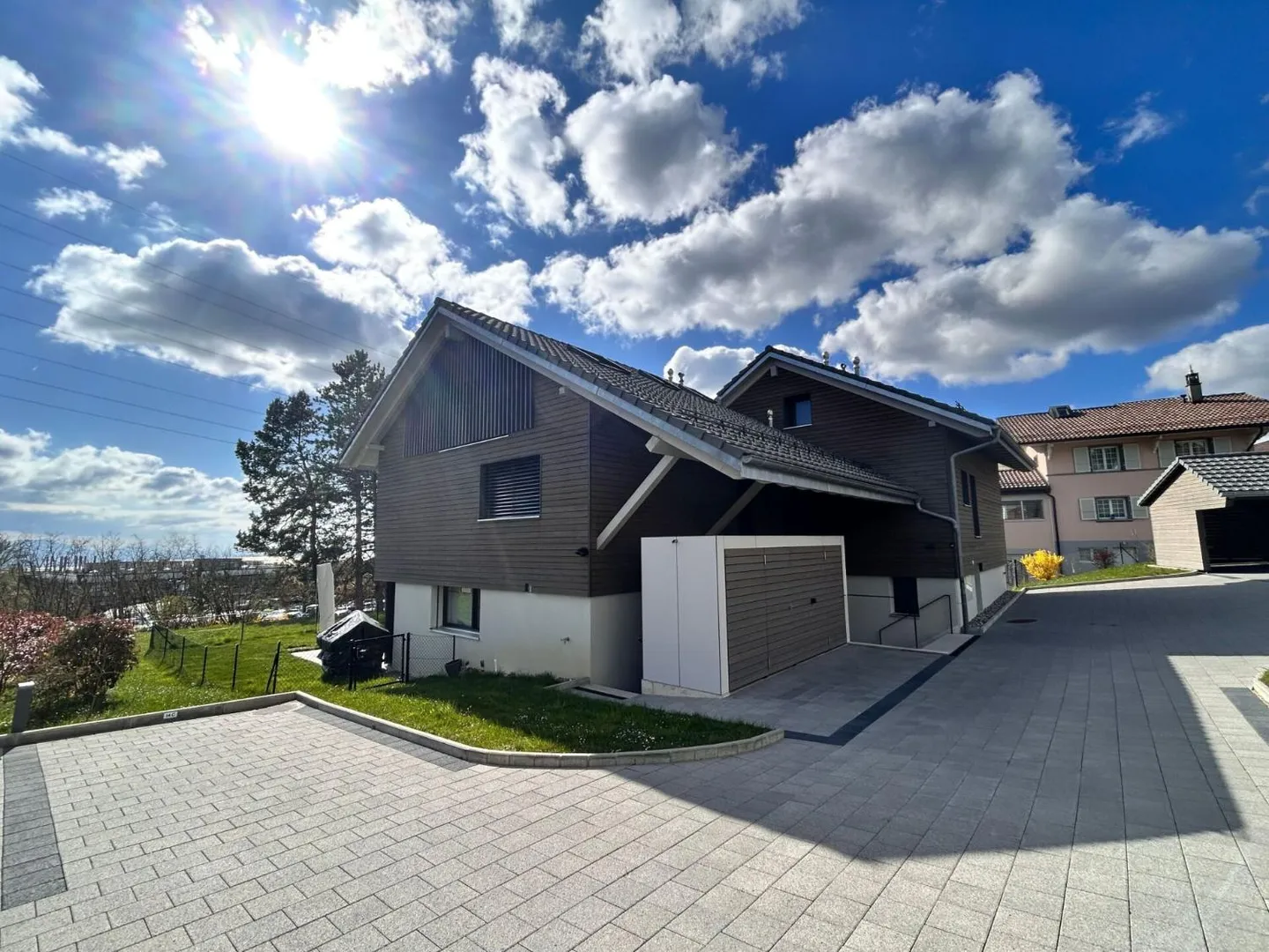 Villa bifamiliare di 5,5 locali in zona tranquilla e vicino alla città! - Foto 1 di 7