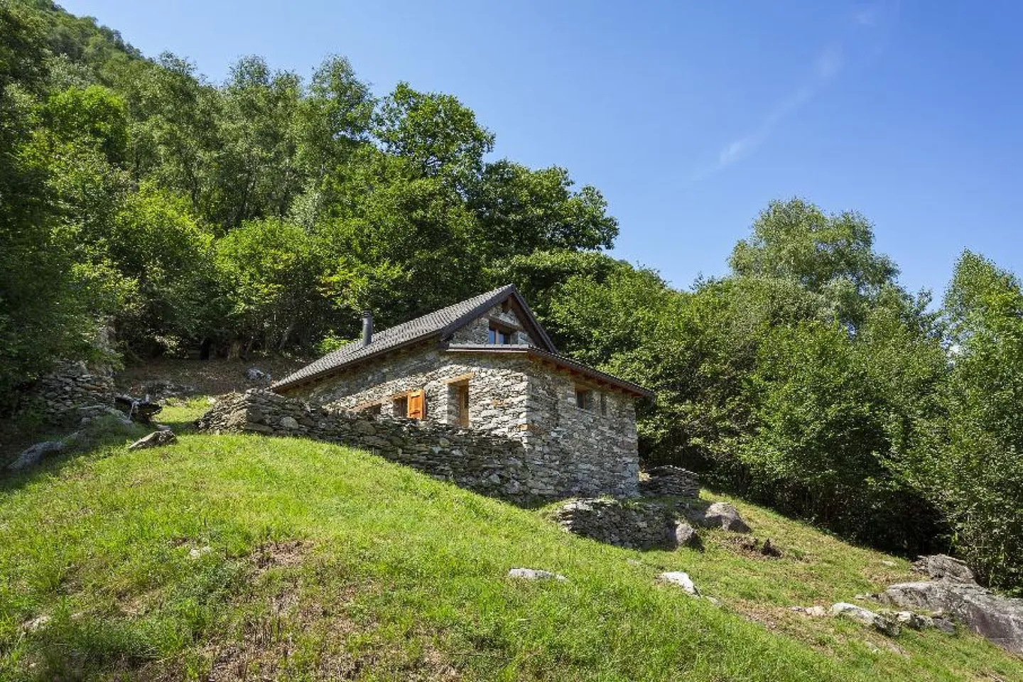 An Authentic Retreat in the Heart of the Maggia Valley - Photo 6 of 7