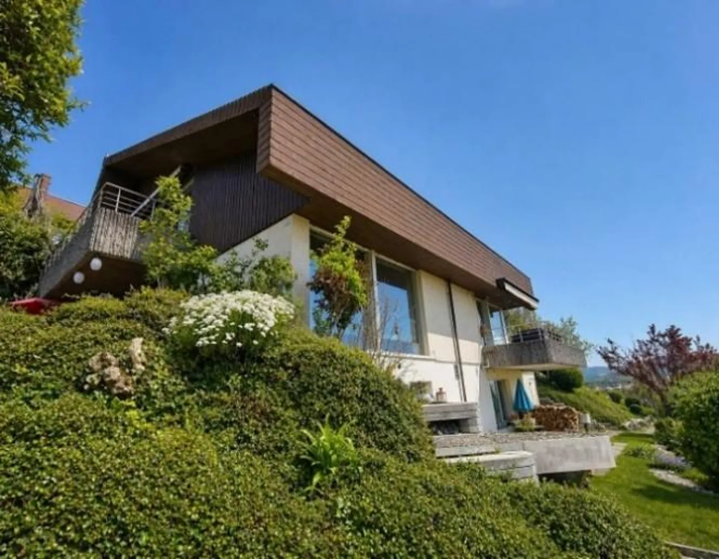 Living with a View – Spacious Single-Family Home in Kehrsatz - Photo 4 of 27