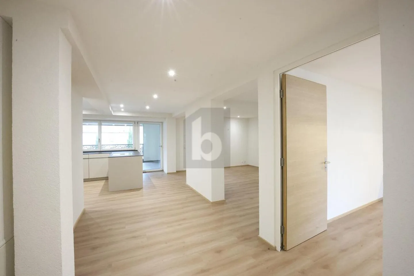 Luxuswohnung mit Designerküche - Foto 2 von 6