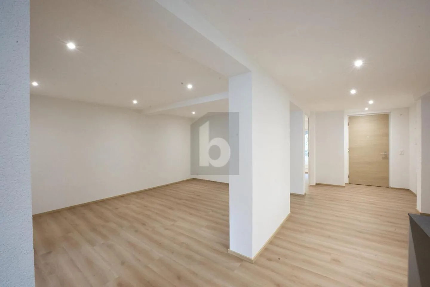 Luxuswohnung mit Designerküche - Foto 3 von 6
