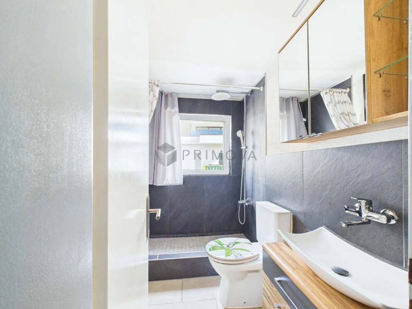 Exclusive semi-detached family house with generous living concept in a quiet location - Photo 11 of 14