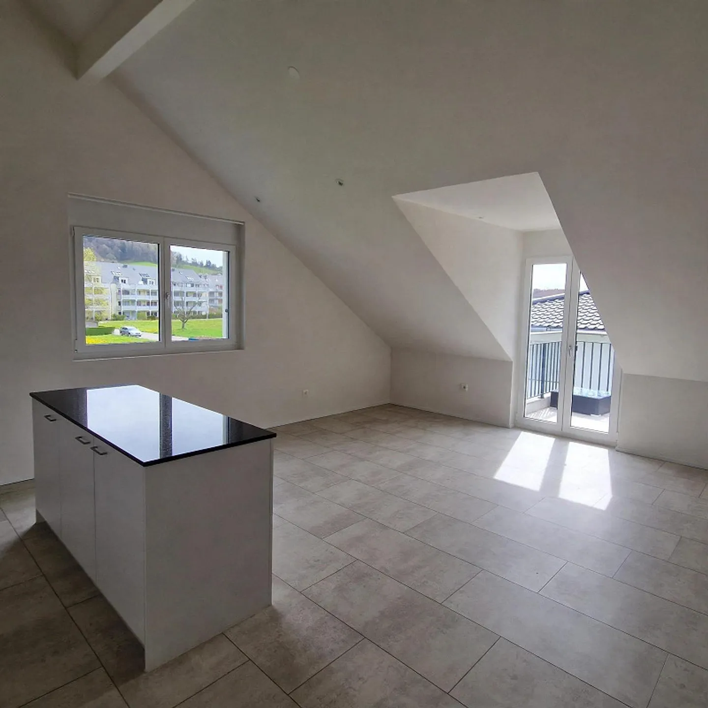 Appartamento moderno e luminoso con grande cucina e balcone - Foto 1 di 6
