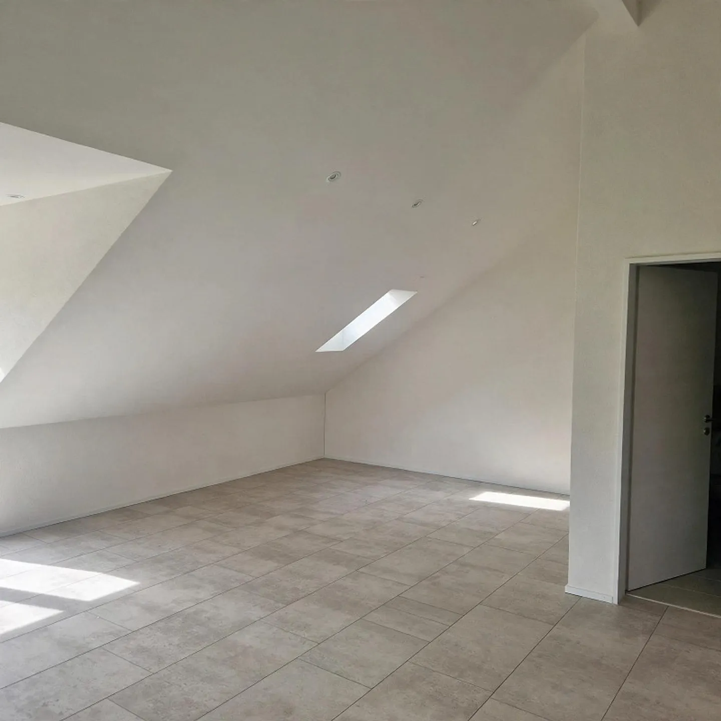 Appartamento moderno e luminoso con grande cucina e balcone - Foto 2 di 6