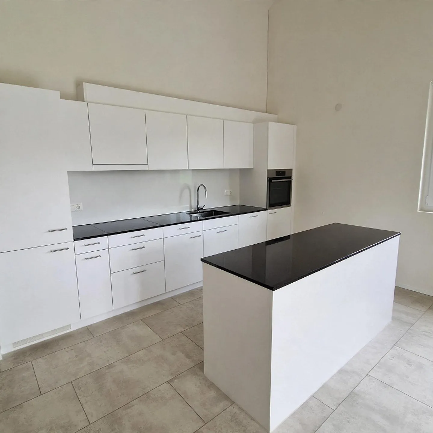 Appartamento moderno e luminoso con grande cucina e balcone - Foto 3 di 6