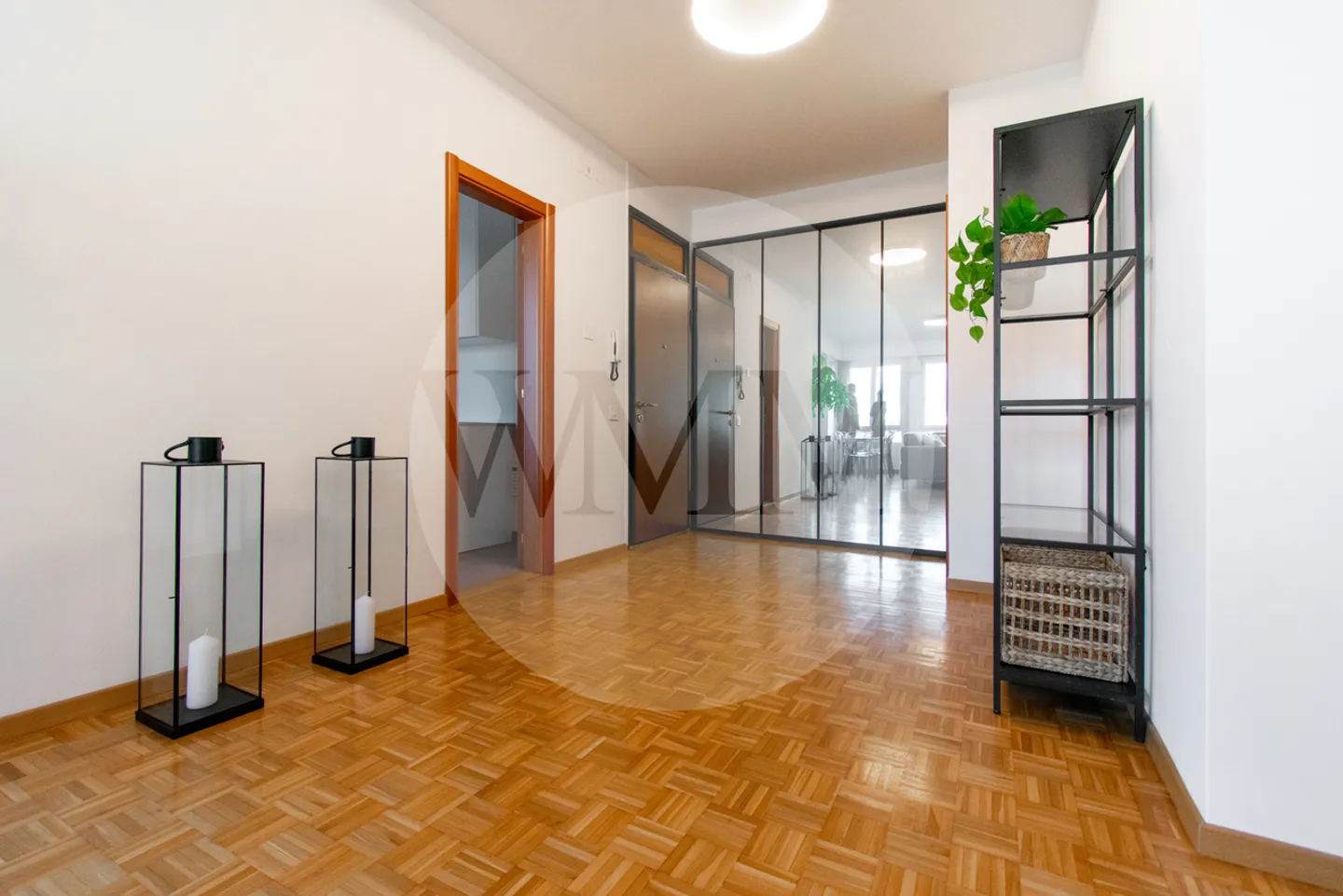 LUMINOSO ATTICO ARREDATO CON BALCONE E VISTA PANORAMICA - Foto 2 di 15