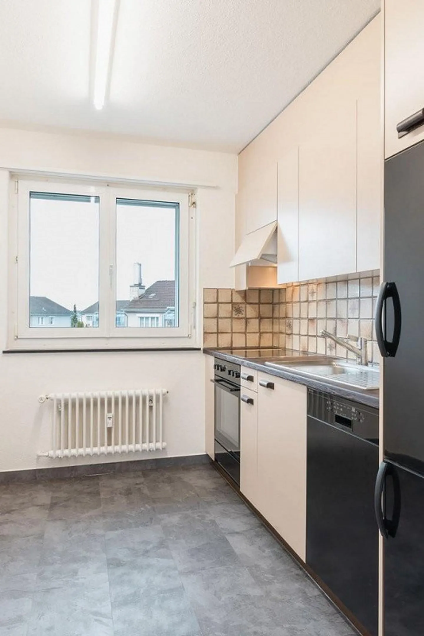 Attractive quiet residential area with generous surroundings - Photo 6 of 8