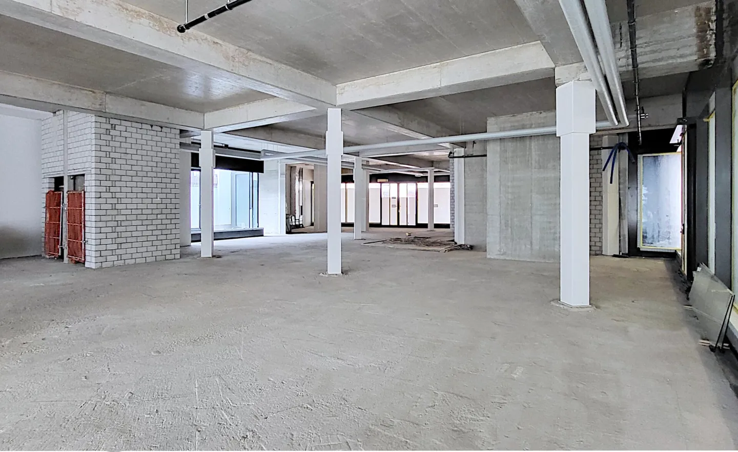 Espace de vente dans un emplacement de choix à Brugg - Rez-de-chaussée avec sous-sol - Photo 2 sur 7