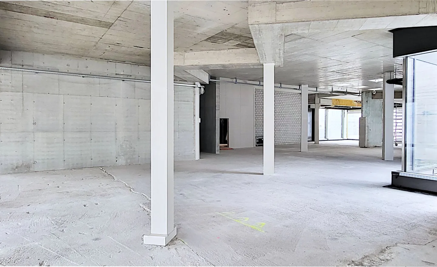 Espace de vente dans un emplacement de choix à Brugg - Rez-de-chaussée avec sous-sol - Photo 3 sur 7