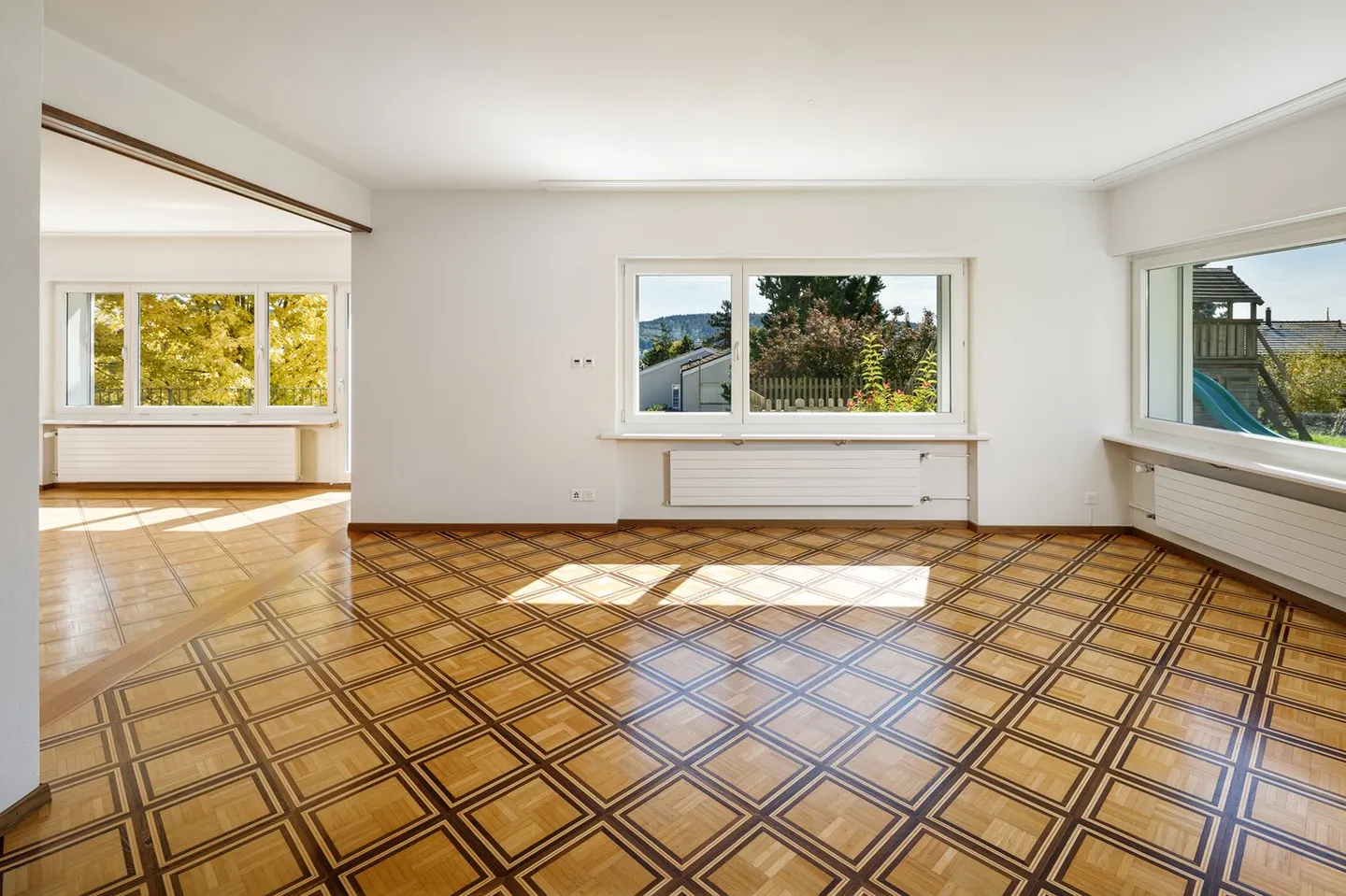 Casa unifamiliare rappresentativa con fascino degli anni '60 e accenti barocchi - Foto 4 di 11