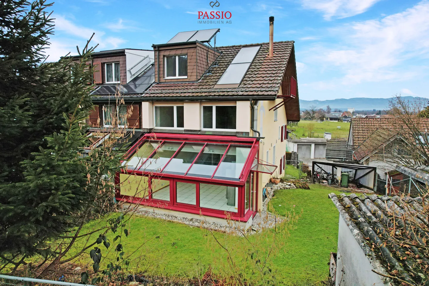 Ampia casa a schiera angolare di 6,5 stanze con giardino e piscina comune - Foto 1 di 30