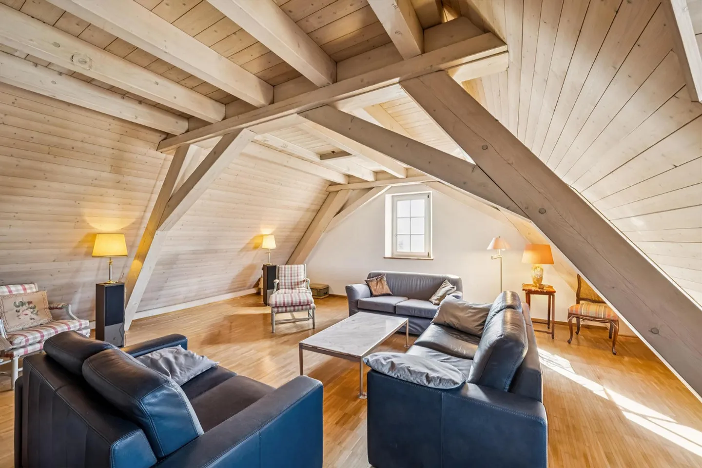 Appartamento attico affascinante - Foto 1 di 13