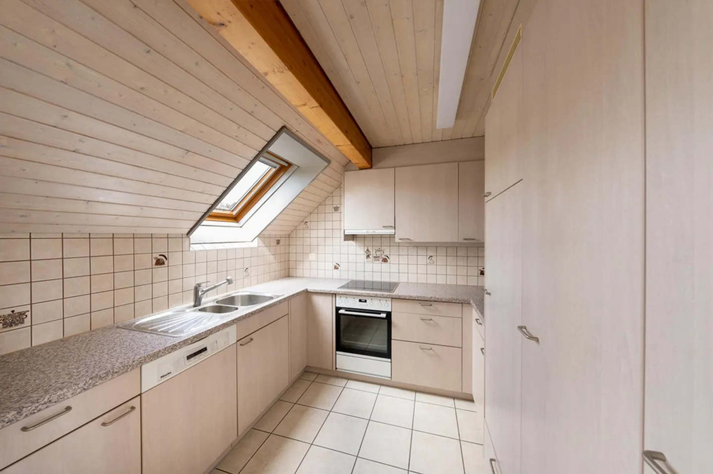 Appartamento mansardato luminoso e spazioso in un tranquillo quartiere residenziale - Foto 2 di 9