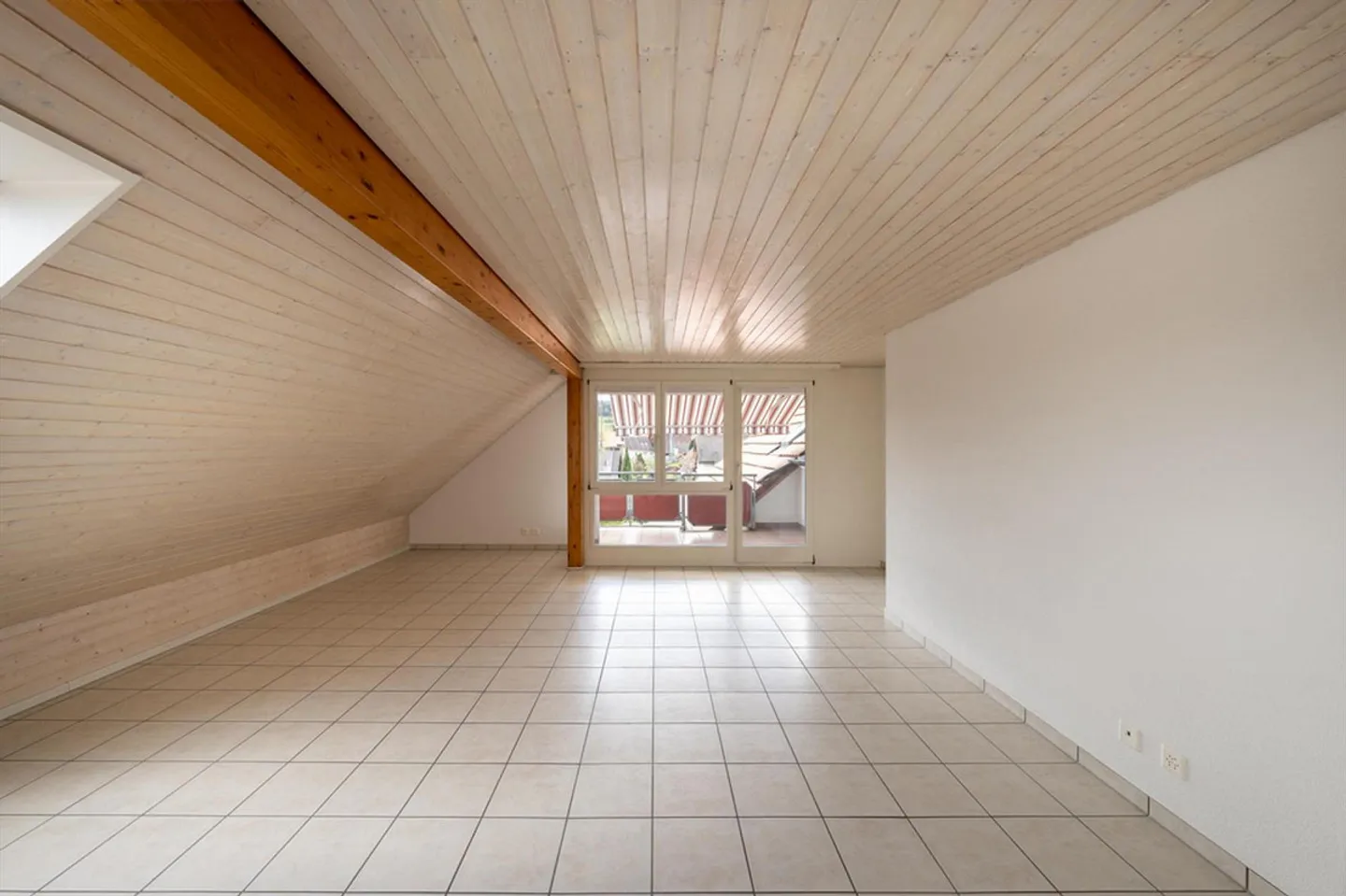 Appartamento mansardato luminoso e spazioso in un tranquillo quartiere residenziale - Foto 4 di 9