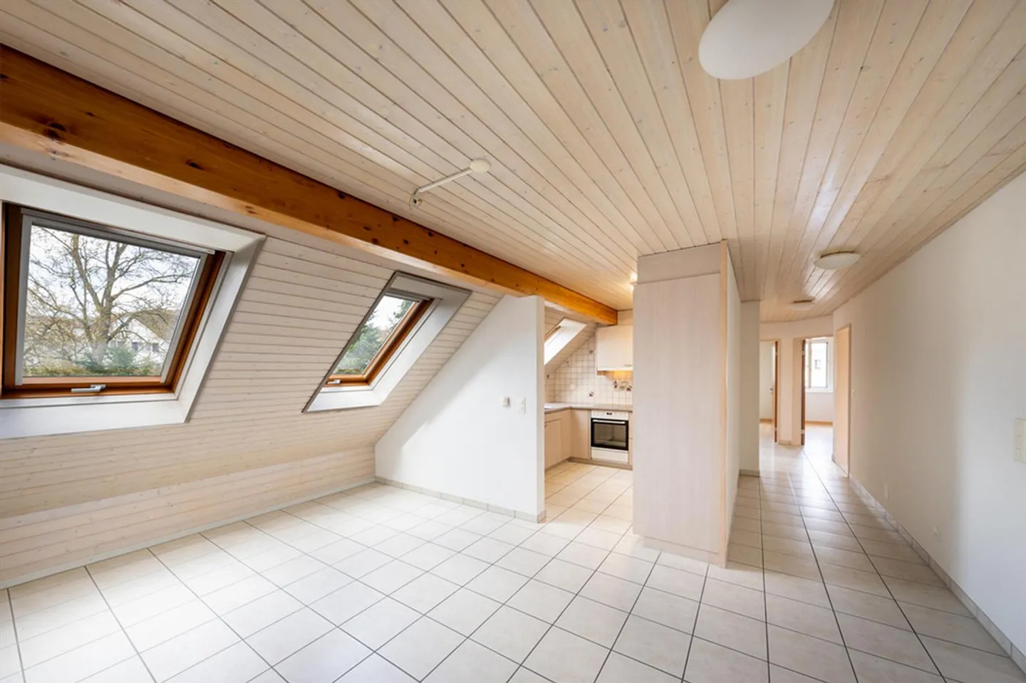 Appartamento mansardato luminoso e spazioso in un tranquillo quartiere residenziale - Foto 3 di 9