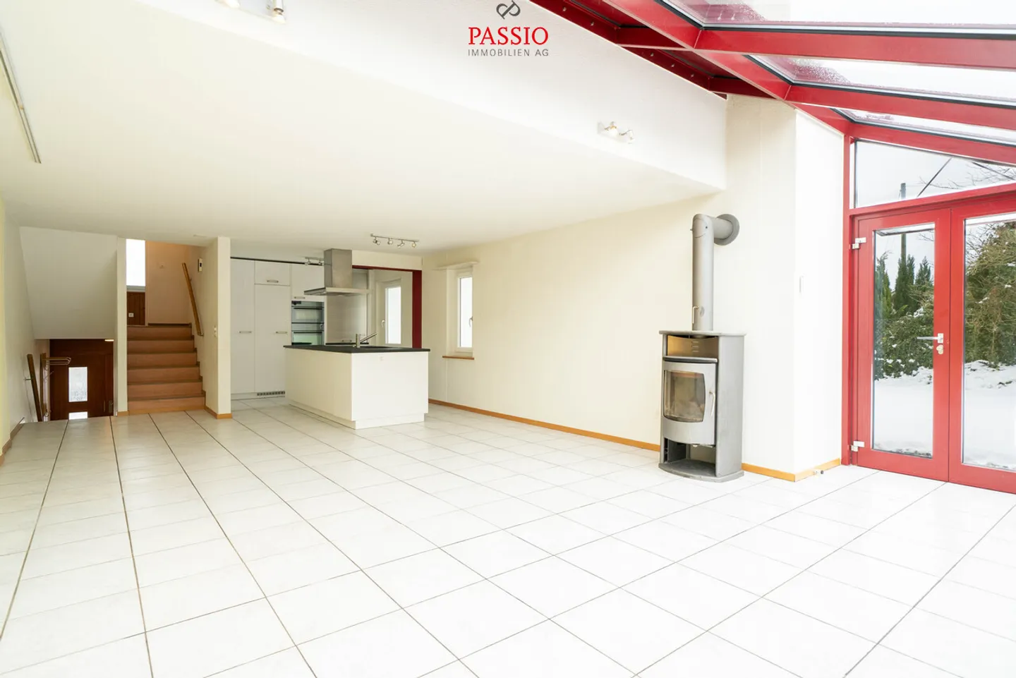 Ampia casa a schiera angolare di 6,5 stanze con giardino e piscina comune - Foto 2 di 30