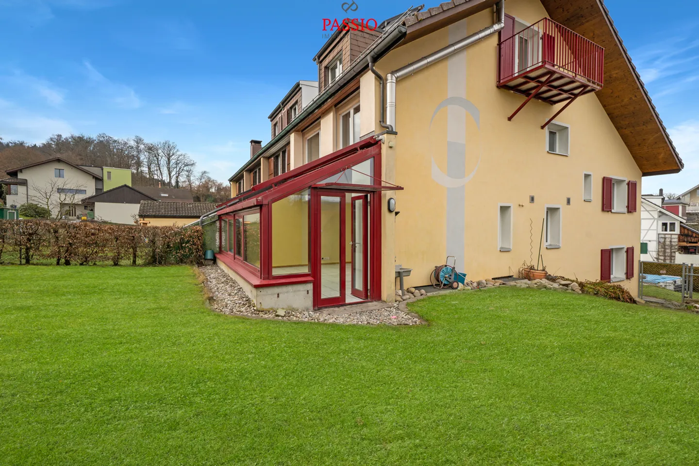 Ampia casa a schiera angolare di 6,5 stanze con giardino e piscina comune - Foto 3 di 30