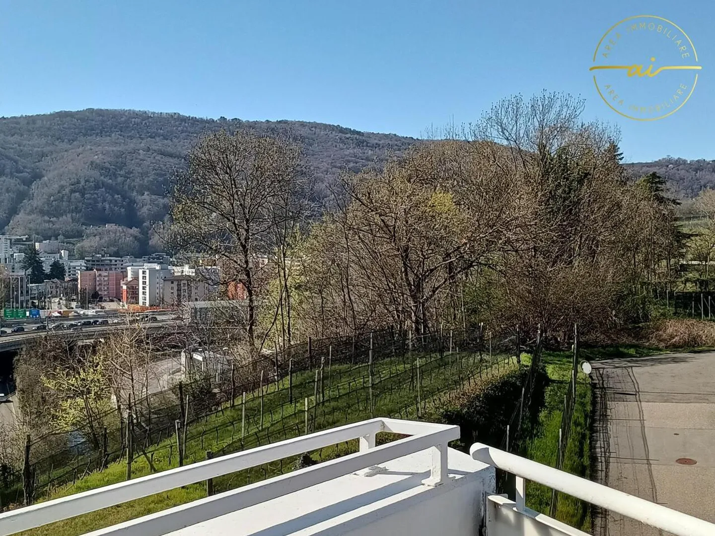 PENTHOUSE 4.5 PIÈCES AVEC DOUBLE TERRASSE ET VUE OUVERTE - Photo 3 sur 9